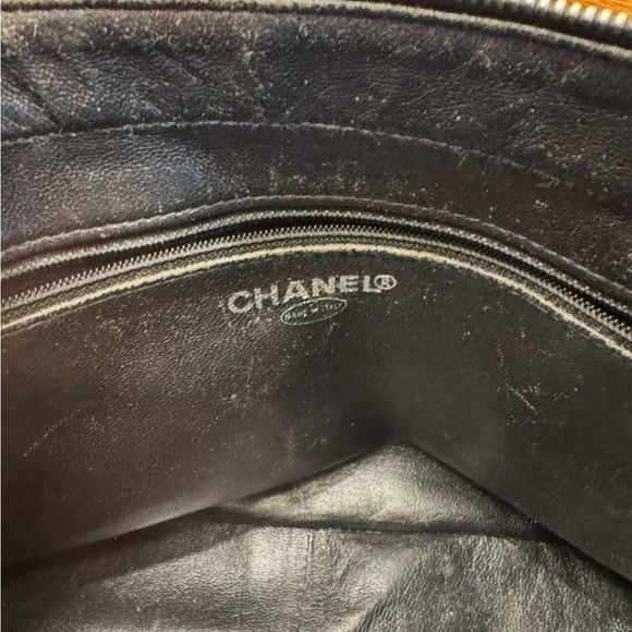 CHANEL VINTAGE Black caviar leather Quilted Shoulder Bag with Silver Accents - Picture 5 of 13